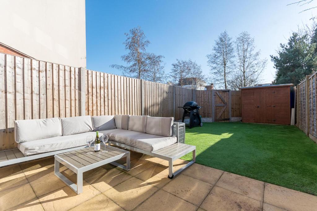 Castle Townhouse Kenilworth - Private Parking - 24 Hr Gym Access - Town Centre Appartement Buitenkant foto